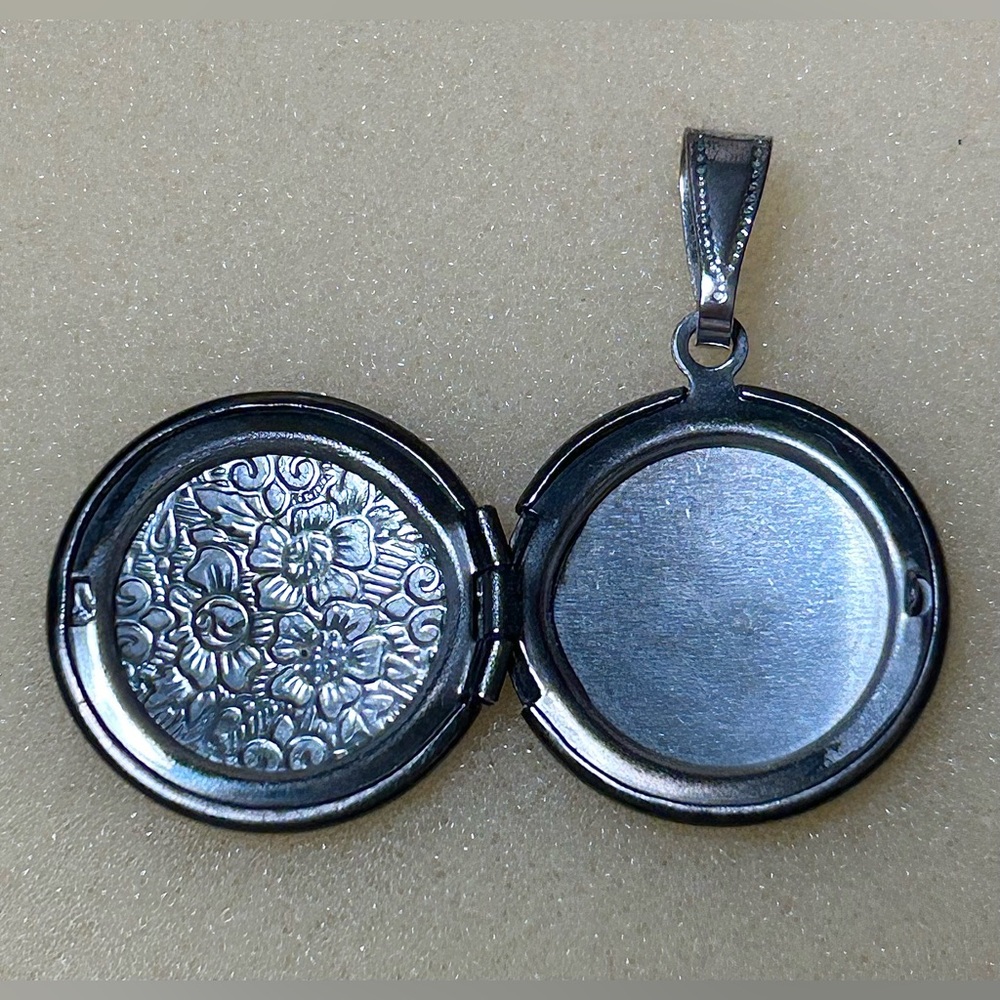 Floral Locket Pendant in Silver Tone - Picture 4 of 8